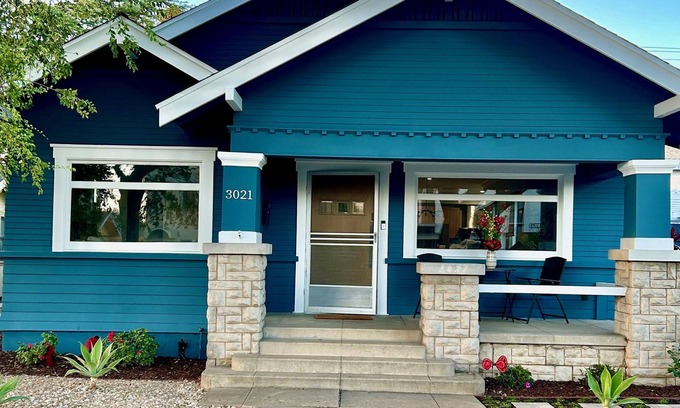 Bluff Heights Casa | Beautiful Craftsman home, Completely Remodeled, Walk to park & beach, w/PARKING