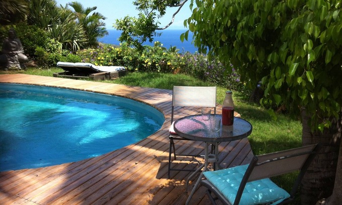 Plateau-Caillou Casa | Hermosa villa criolla con excepcional vista al mar-Pool-Jacousi - Oeste de la isla