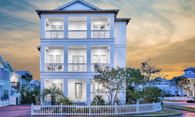 Crystal Shores Casa | Beautiful Crystal Home Steps to the Beach, Pool