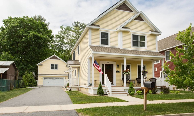 Saratoga Springs Casa | Hermosa casa personalizada: un corto paseo desde el hipódromo de Saratoga