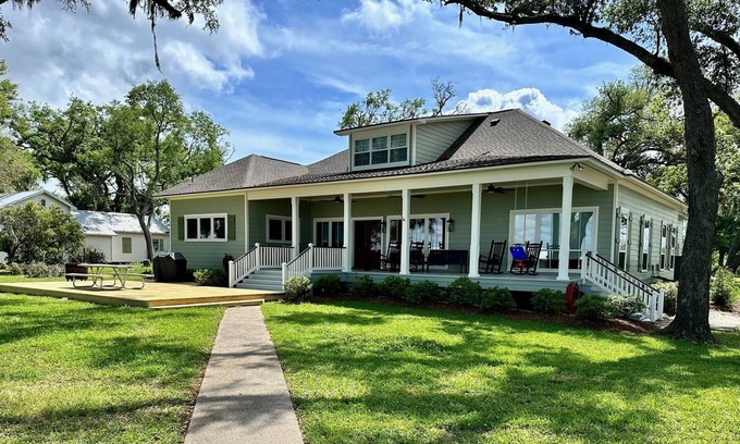 Sulphur Casa | Beautiful custom home on Moss Lake