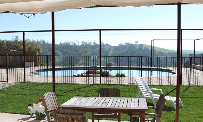 San Miguel Casa | Hermosa casa personalizada en la cima de una colina, vistas 360, corazón del país del vino