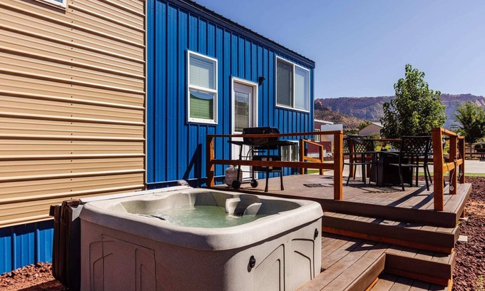 Apple Valley Apartamento | Beautiful Dana Blue Tiny Home with Private Hot Tub