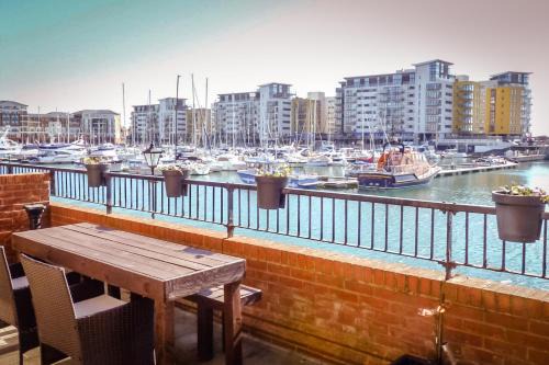 Eastbourne Apartamento | Beautiful Dawn - relax with stunning marina views