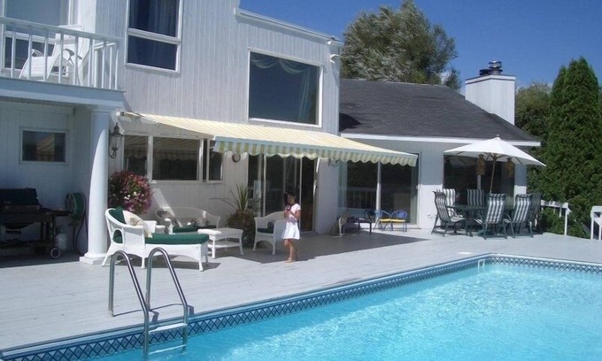 Westhampton Casa | Hermosa casa 4BR amigable para perros en 1. 6 acres. Vista al mar y muelle privado.