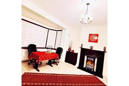 Newbury Casa | Beautiful Double En-suite Room, separate entrance, Ilford, Central line Gants Hill, free parking