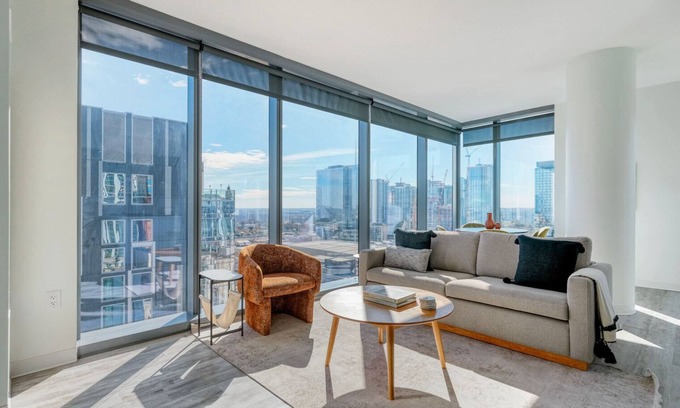 Waller Creek District Apartamento | Beautiful Downtown 2BR w/ Lounge, Deck, W/D & Pool, by Blueground