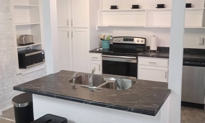 New London Apartamento | Beautiful Downtown Apartment Near Entertainment and Dining