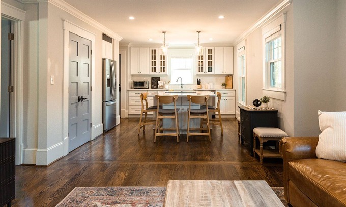 Greenville Cabaña | Beautiful Downtown Cottage Walkable to Falls Park on the Reedy & Downtown