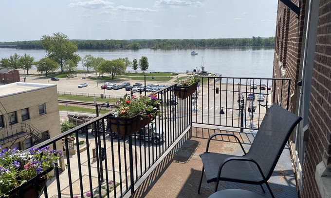 Muscatine Condominio | Beautiful Downtown Condo over looking the River