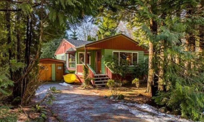 Squamish Cabina | Beautiful Downtown 'Forest' Cabin with hot tub