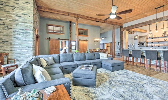 Historic Downtown Racine Condominio | Beautiful Downtown Home - 2 Blks from Lake