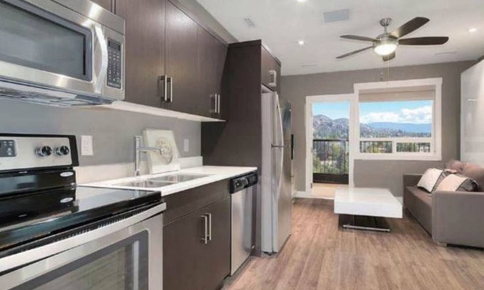Downtown Kelowna Apartamento | NUEVO Downtown Kelowna Modern Studio ¡Aparcamiento subterráneo y gimnasio!