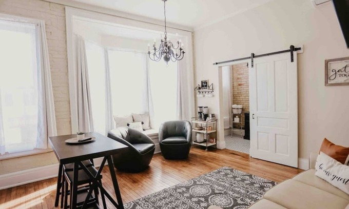 Clare Apartamento | Beautiful Downtown Loft - East Suite