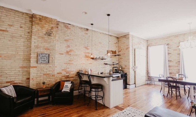 Clare Apartamento | Beautiful Downtown Loft- West Suite