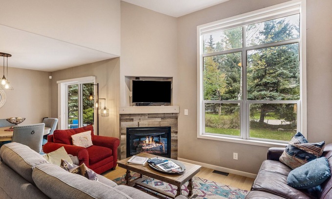 Edwards Casa | Beautiful downtown townhouse with patio, grill, firepit, fireplace, washer/dryer