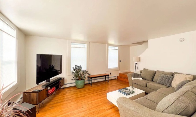 Eastern Vermont Casa | Beautiful Downtown 3 Bedroom 1 & 1/2 Bath/ High Speed Internet/ Cable / Desk