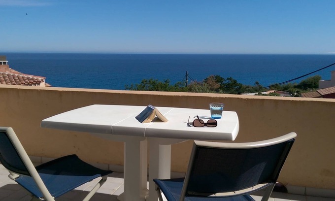 Monticello Apartamento | Hermoso diseño dúplex con aire acondicionado de una sola planta frente al mar