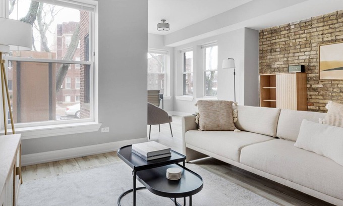 Edgewater Apartamento | Beautiful Edgewater 2BR nr Loyola & Red Line, by Blueground