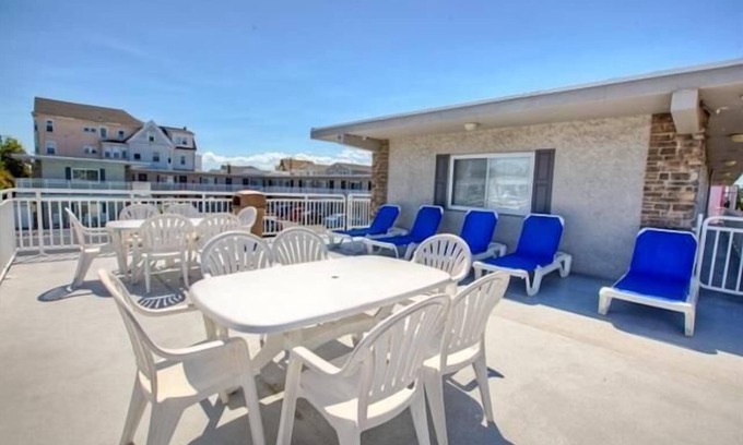 North End Condominio | Beautiful efficiency located in the heart of Ocean City a block and a half away from the beach, boardwalk, and downtown shopping. Heated pool!!!