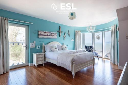 New Quay Casa | Beautiful En Suite 5 Bedroom Home with Sea Views