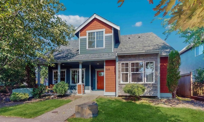 Enumclaw Casa | Beautiful Enumclaw home near downtown with yard, grill, gas fireplace, & A/C
