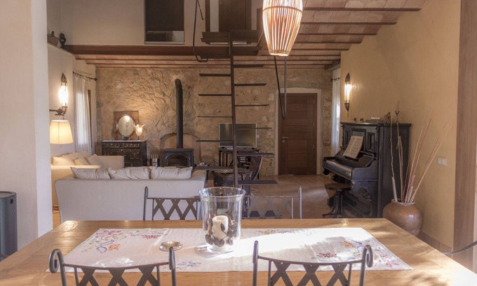 Santa Maria del Cami Villa | Villa de diseño con piscina entre viñedos