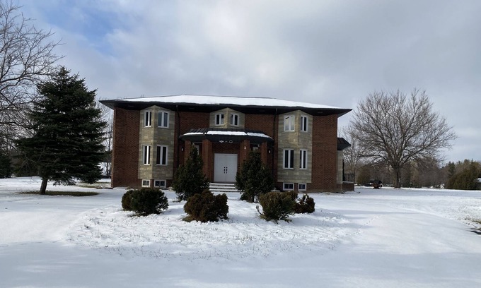 Brampton Casa | Beautiful Estate Home Getaway
