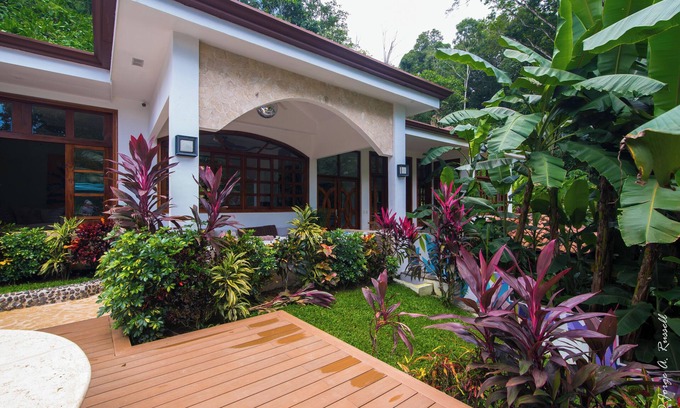 Tárcoles Casa | Beautiful & Exclusive Garden Villa - Privacy, Security, Pool, Jacuzzi
