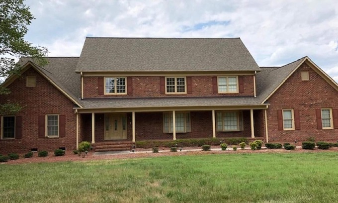 Whitsett Casa | Hermosa casa ejecutiva A minutos de distancia de Greensboro, Highpoint, Burlington
