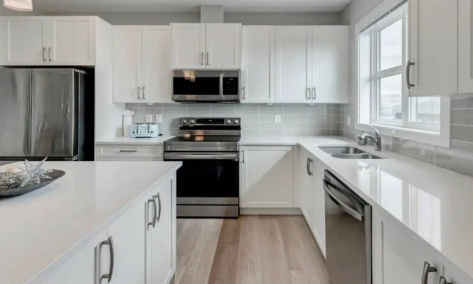 Cochrane Casa | Beautiful Executive Townhome