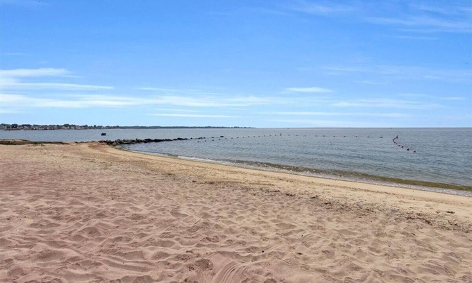 Westbrook Center Cabaña | Beautiful, family friendly, beach cottage -3 min walk to beach