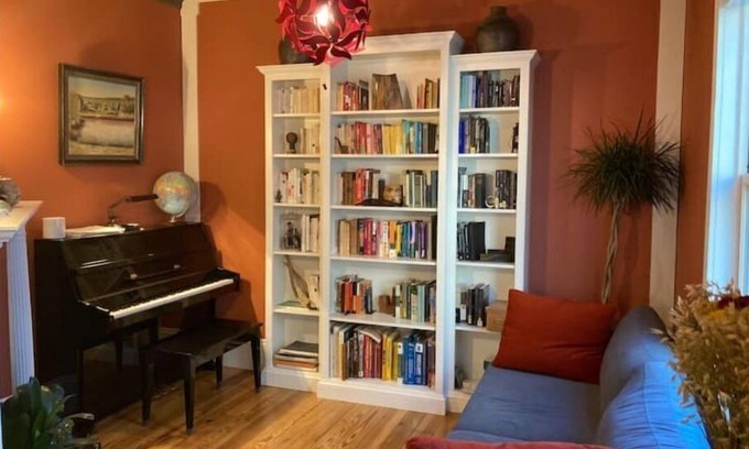 West Medford Apartamento | Beautiful, family-friendly home with yard and patio near Tufts, 10 min to Boston