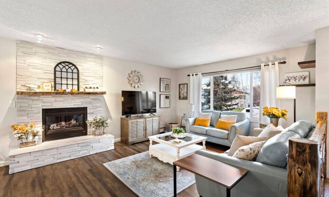 Taku - Campbell Casa | Beautiful Family Getaway w/ Fireplace, Deck, Yard & Game Room