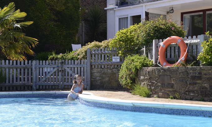 Eastbourne Casa | Hermosa casa familiar con piscina y vistas al campo de golf y South Downs