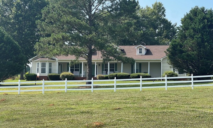 Skipperville Casa | Beautiful family-sized retreat near Troy University. Large Porch & Cozy Patio!