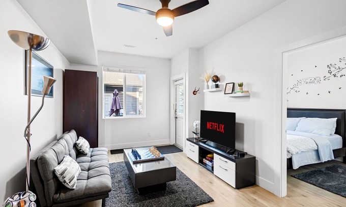 Yorkson Casa | Beautiful Family Suite w/ Backyard Picnic & Games