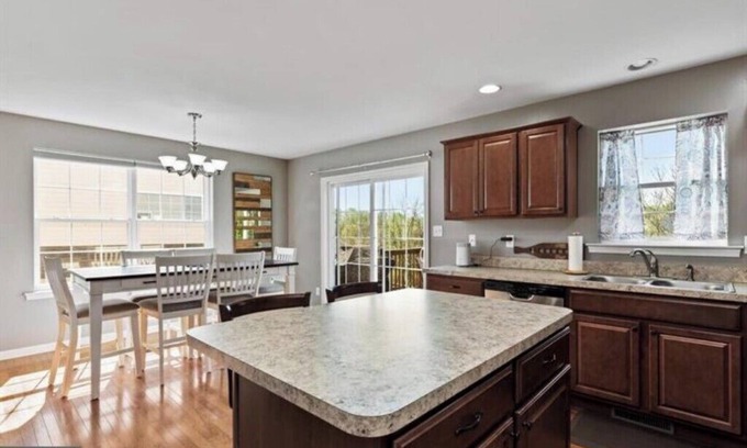 Harrisburg Casa | Beautiful family Townhome minutes to Hershey Park, Athletic Fields & Attractions