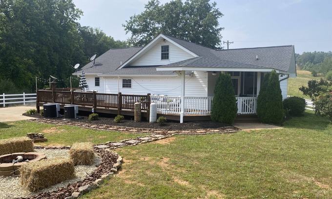 Forest City Otro | Beautiful farmhouse in the country close to Lake Lure, TIEC, and Biltmore House
