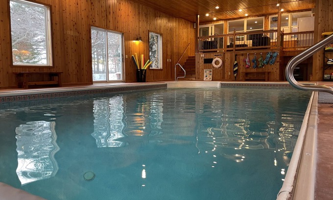 Somerset Casa | Beautiful Farmhouse Style Country Home with Indoor Pool!