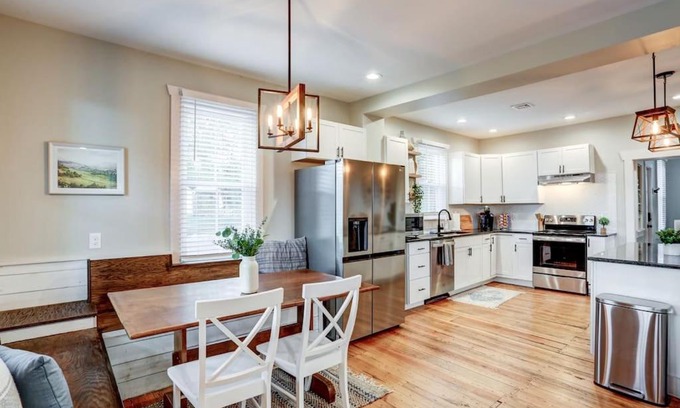 Elizabethtown Casa | Beautiful Farmhouse close to Lanc Hershey Etown