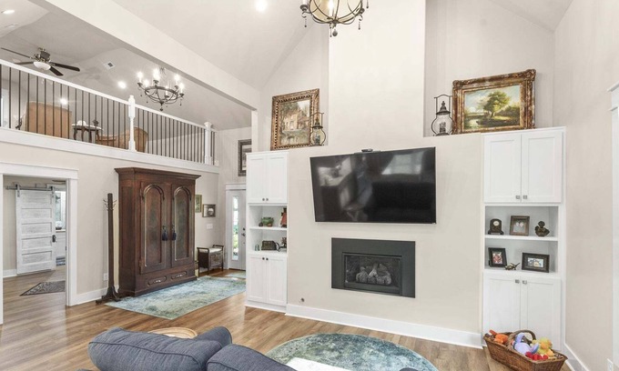 Cedar Hill Otro | Beautiful Farmhouse Located 20 Minutes from Nashville