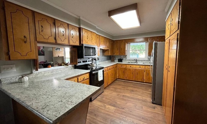 Rock Island Otro | Beautiful farmhouse on a 200 acre farm. Close to Rock Island State Park.