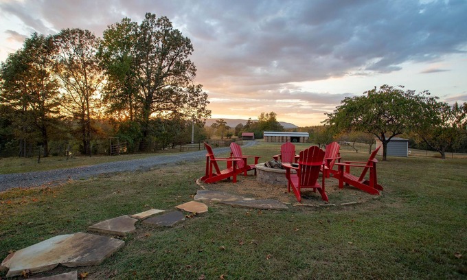Smithville Cabina | Beautiful Farmhouse North of Broken Bow! 74 private acres-Stocked Pond!