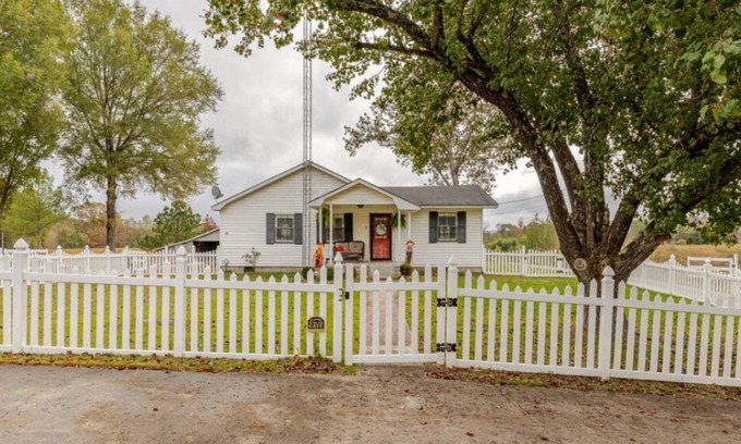 Cullman Otro | Beautiful farmstay minutes from I-65 and Smith Lake. Plenty of boat parking