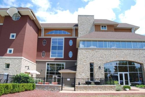 Traverse City Casa | Beautiful First Floor suite with patio to the Bay