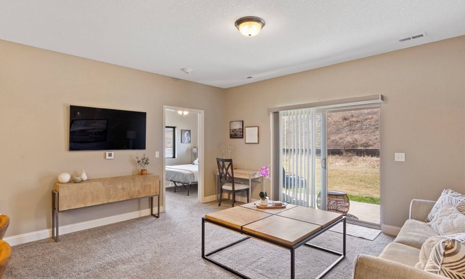West Des Moines Apartamento | Beautiful Flowing Ground Floor 2 Bedroom with Spacious Kitchen & Private Garage.