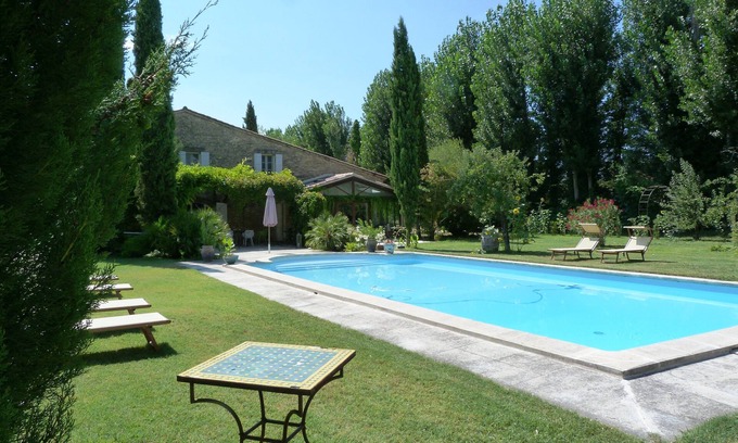 L'Isle-sur-la-Sorgue Otro | Le Mas des Grands Galops: 3 horas de calma, encanto natural, caballos, piscina climatizada