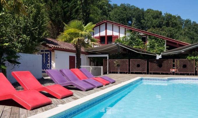 La Bastide-Clairence Apartamento | Precioso apartamento típico vasco en residencia con piscina