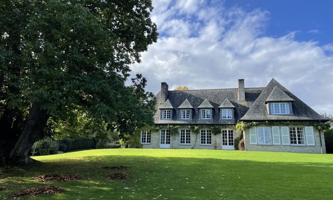 Le Minihic-sur-Rance Casa | Beautiful family home set in grounds with superb views over Rance